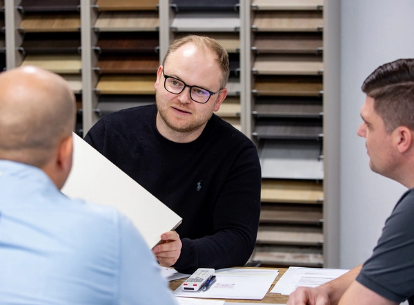 Beratungsgespräch mit drei Personen für eine Fronten- & Möbelteillösung