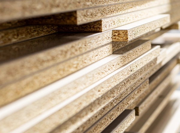 Detailaufnahme von gelagerten Holzplatten