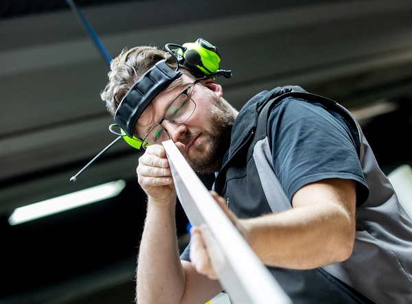 Mitarbeiter von Schiermeier & Niermann kontrolliert die Qualität einer Fronten- & Möbelteillösung