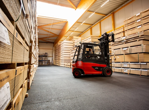 Gabelstapler fährt im Lager um Holzplatten aus den Regalen von Schiermeier & Niermann abzuholen