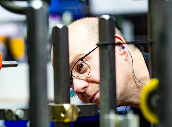 Ein Mitarbeiter von Schiermeier & Niermann kontrolliert in der Produktion