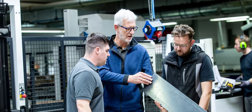 Ein Ausbilder erklärt den Lehrlingen die Produkte von Schiermeier & Niermann